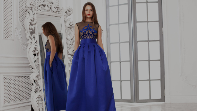 Водолеи могут выбрать платье в пол насыщенно синего цвета