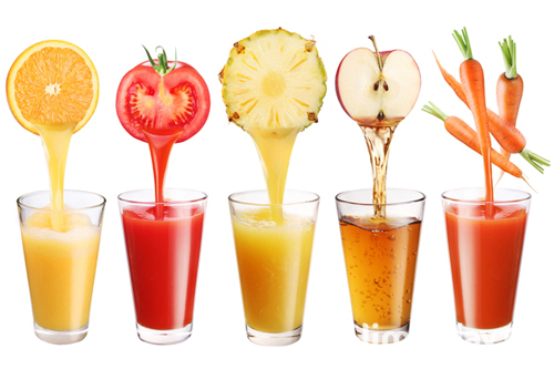 Konceptuell bild - Färsk juice häller från frukter och grönsaker