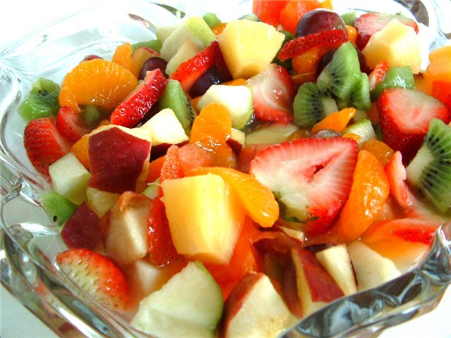 Detox-diet i zaleca się jeść sałatki owocowe