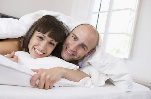 خوشحال و زن و شوهر در رختخواب