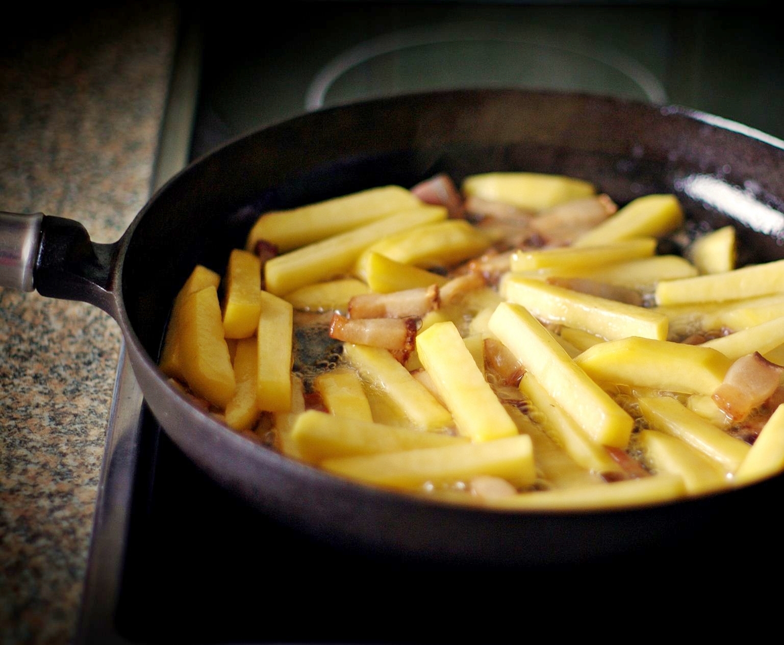 Жареная картошка на воде на сковороде. Жареная картошка на сковороде. Картофель жареный на сковороде. Картошка жарится на сковороде. Поджаренная картошка на сковороде.