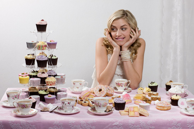 زن با میز چای و کیک