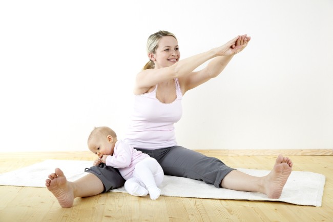 junge Mama Macht Gemeinsam Mit Ihrem μωρό Fitness Und γιόγκα UEBungen