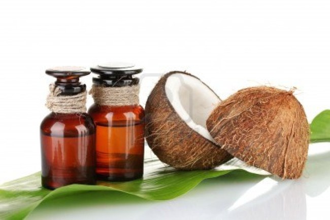 16219812-kokosnöt-olja-i-flaskor-med-kokosnötter-på-vit-bakgrund