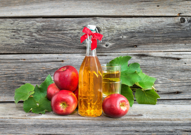jabučni sok octa voćni sok boca alkohol jabučni jabučni odbor rustikalni Crop jesen piće voćni sirup domaće domaće naočale stol voće bezalkoholna pića vino svježe drvene ploče