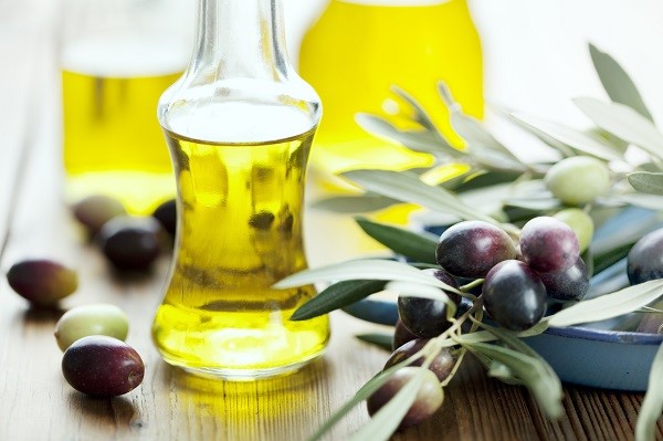 olivový olej na drevený stôl