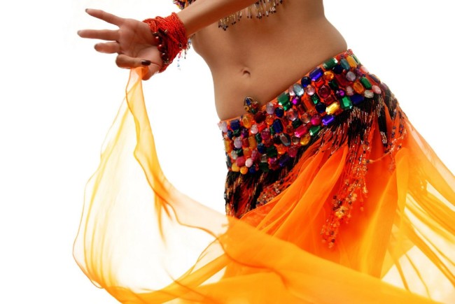 Снимка на корема танцьорка в традиционен оранжев костюм