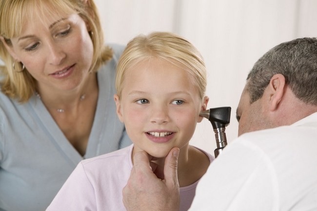 Medicul care examinează tânăra fată