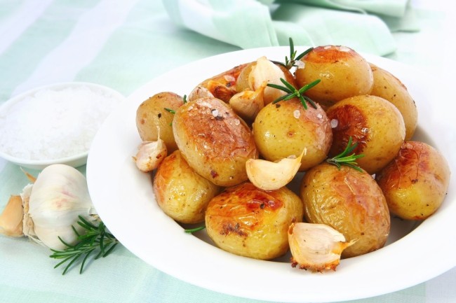 Roasted garlic potatoes with seasalt and rosemary.