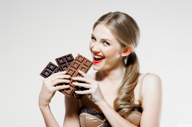 Mladá žena drží čokoládu