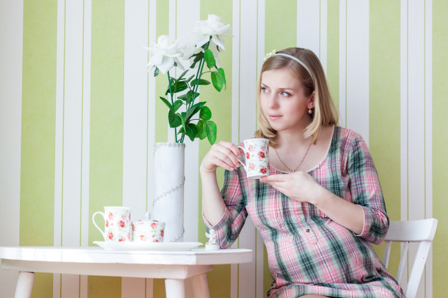 Бременна жена пие чай