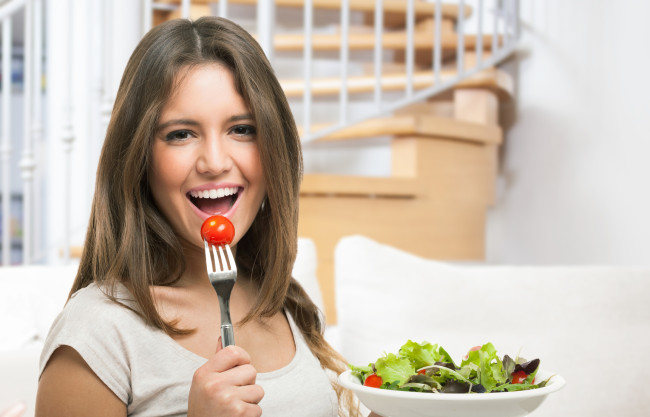 Kvinna äta hälsosam mat