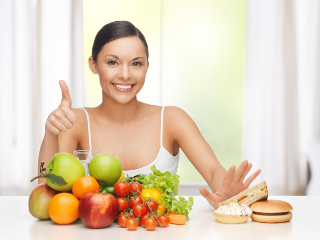 Υγιείς και Junk Food Concept - Γυναίκα με φρούτα Απόρριψη χάμπουργκερ και κέικ