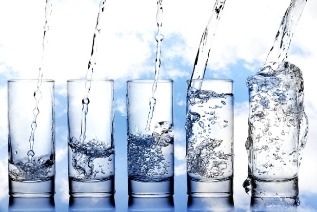 مراحل ریختن آب به یک شیشه