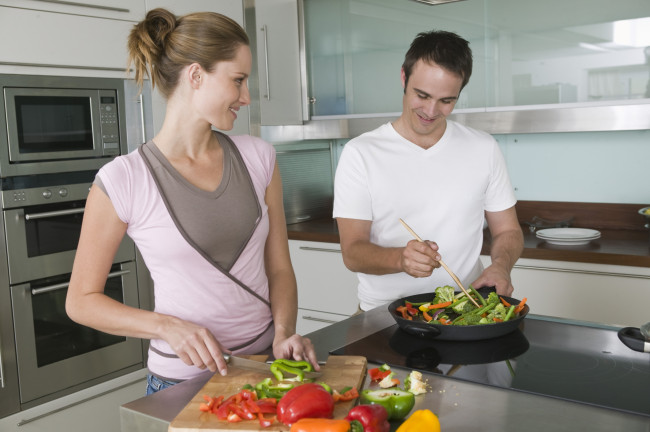 زن و شوهر پخت و پز در آشپزخانه