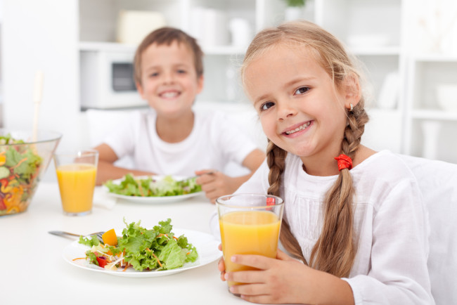 Copii o masă sănătoasă în bucătărie