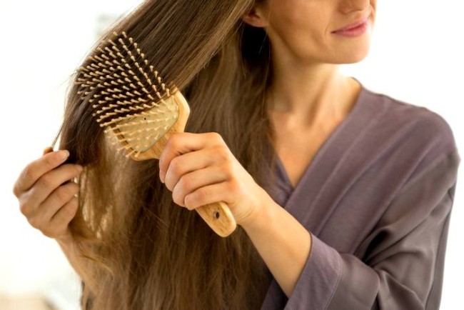 25-بدترین توصیه-متخصصین پوست - مسواک زدن مو