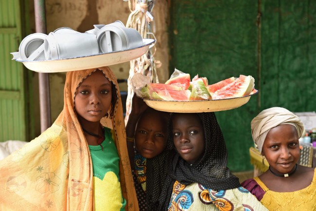 Dievčatá Pose dňa 6. apríla 2015 na trh v nougboua v Čade. Sedem civilistov bolo zabitých pri útoku v Čade vinu na Nigérijský Boko Haram Rebels, úradníkov, povedal 6. apríla AFP Photo / Philippe Desmazes (Foto úveru by mal znieť Philippe Desmazes / AFP / Getty Images)