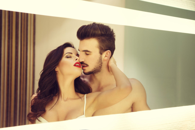 Sexy Couple Foreplay în oglindă, MILF fierbinte cu iubitul tânăr