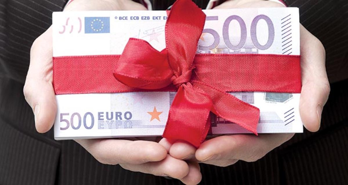стака от 500 евро банкноти с червена панделка