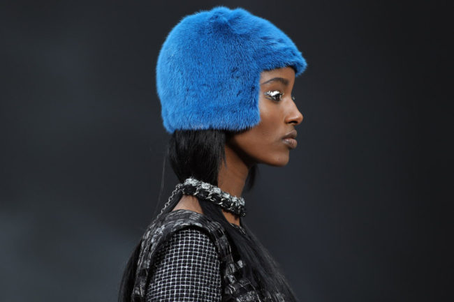 นางแบบสวมการสร้างโดยนักออกแบบแฟชั่นชาวเยอรมัน Karl Lagerfeld สำหรับชาแนล's Fall/Winter 2013-2014 ready to wear collection, in Paris, Tuesday, March, 5, 2013. (AP Photo/Thibault Camus)