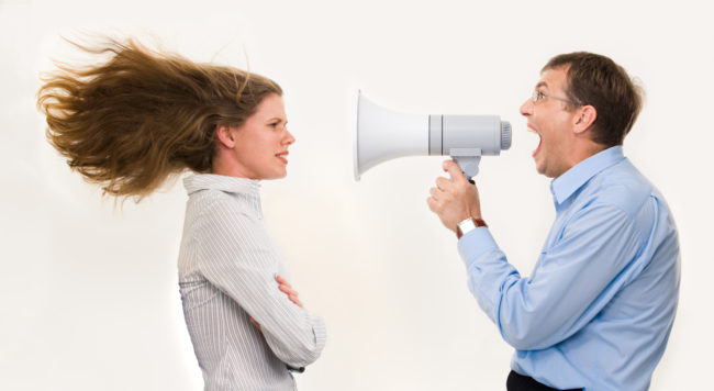 Imagem do chefe estrito gritando na empresária através de alto-falante tão alto que o cabelo dela sendo soprado pelo vento forte