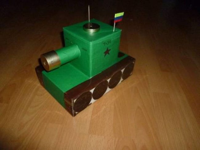 tank-iz-spichechchnyih-Korobkov-Na-23-Fevraya