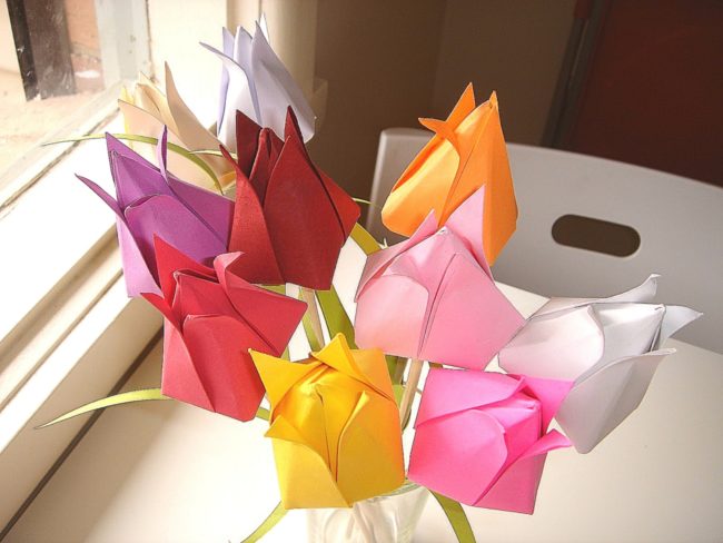 Tulipán v technike origami.