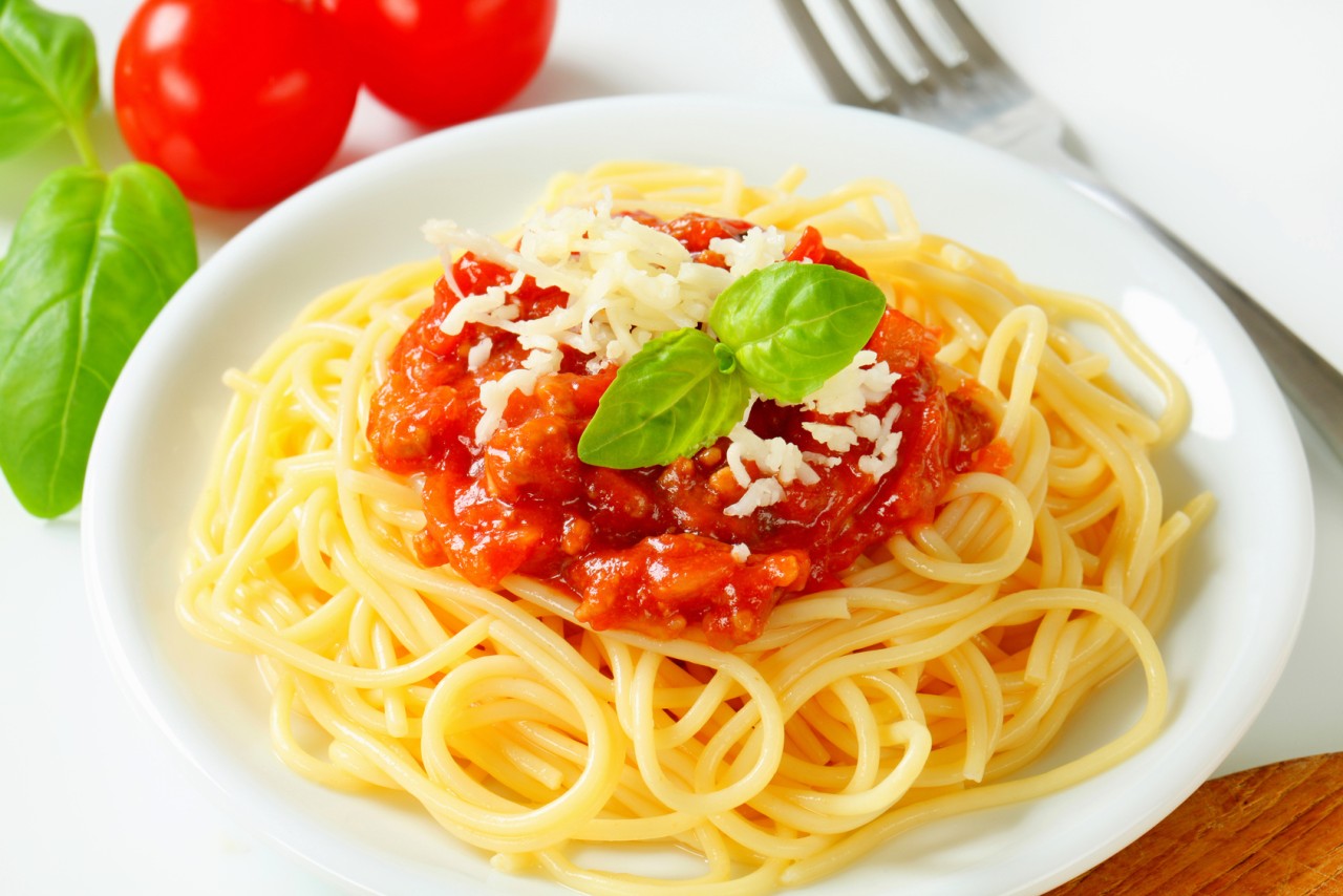 Вкусный соус для пасты. Spaghetti bolognese. Паста спагетти болоньезе. Спагетти в соусе Болоньез. Итальянская паста болоньезе.