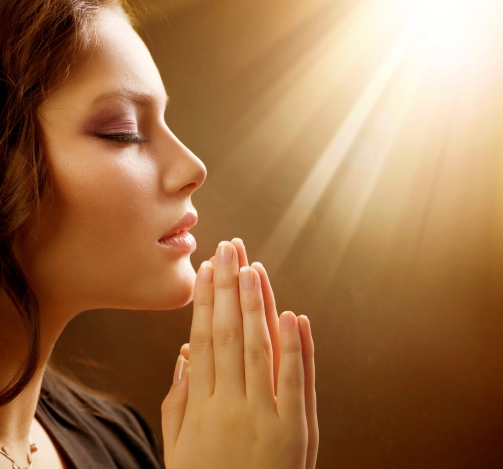 Слушать красивую молитву. Человек молится. Красивая девушка молится. Молиться Богу. Девушка в молитве.