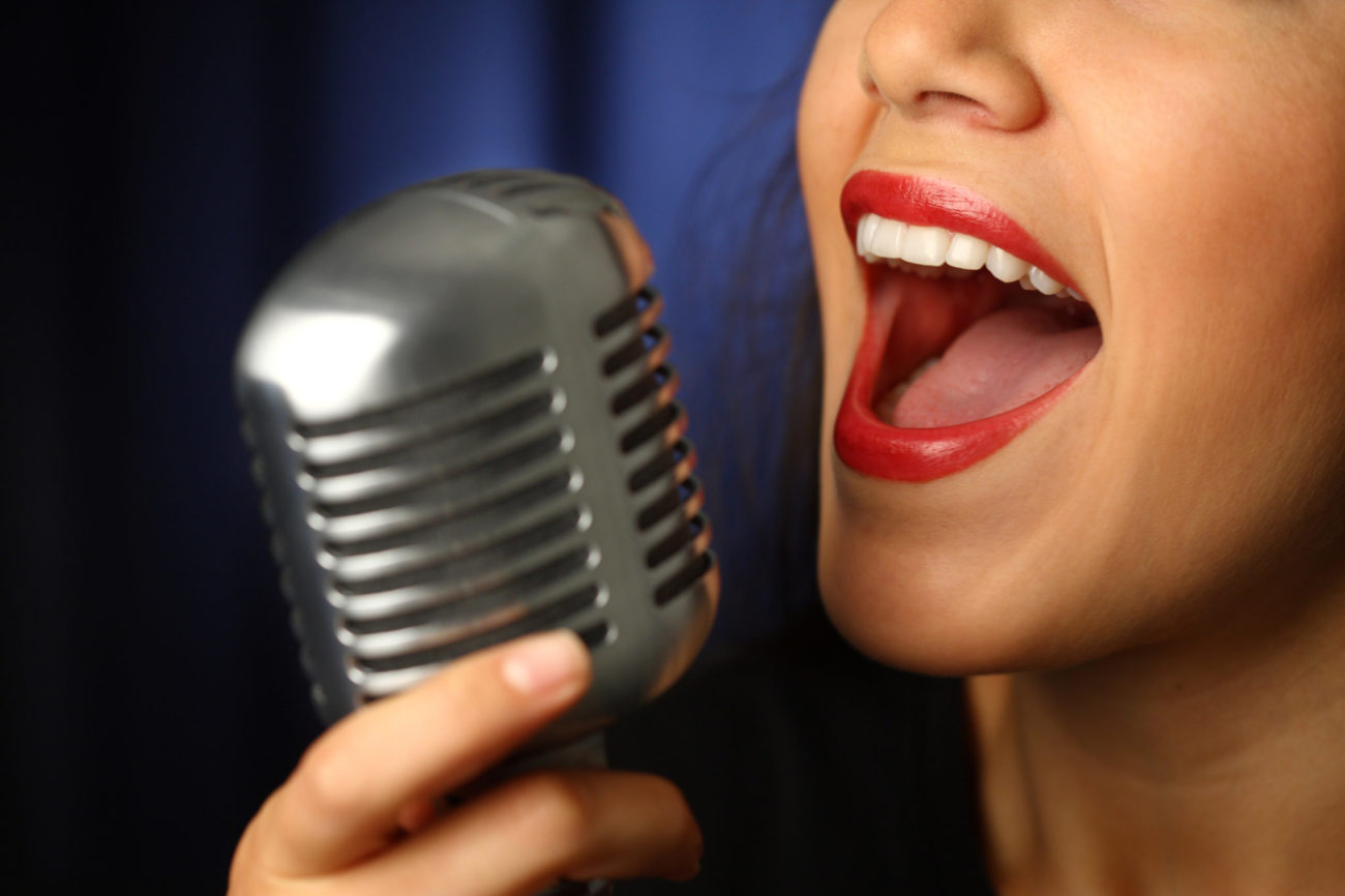 Пение без голоса. Уроки вокала. Пение. Красивый голос. Поет в микрофон.
