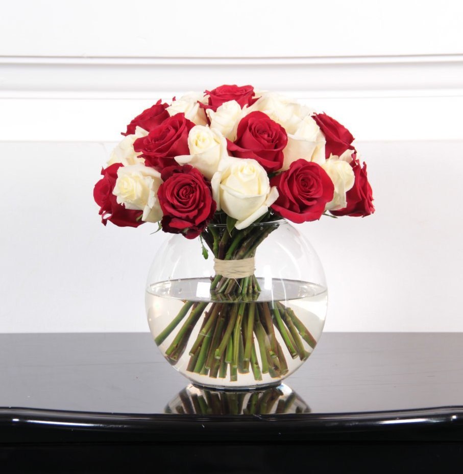 Букет роз в вазе из чешского стекла. Букеты в вазах. Букет роз в вазе. Розы в вазах.
