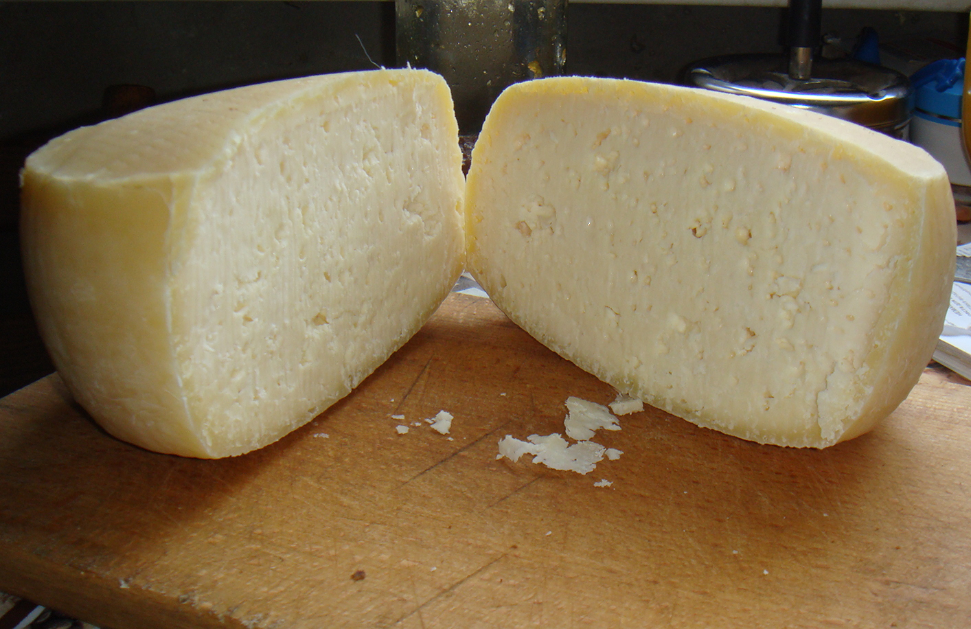 Сварить домашний сыр из творога и молока. Домашний сыр из молока. Домашний твердый сыр. Домашний козий сыр. Твердый домашний сыр из молока.