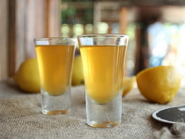 Лимончелло с соком. Лимончелло. Лимончелло домашняя. Лимончелло рецепт с лимонным соком.