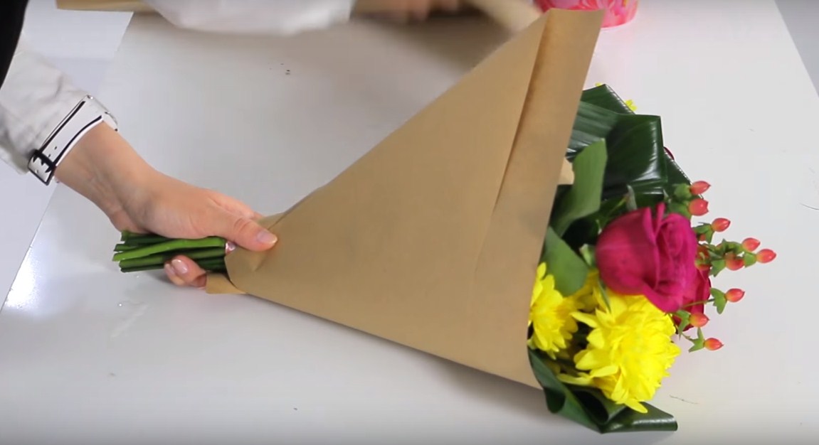 Как красиво упаковать цветы в бумагу пошагово. Упаковка букета в бумагу. Завернуть цветы в бумагу. Упаковка букета пошагово. Необычная упаковка букета.