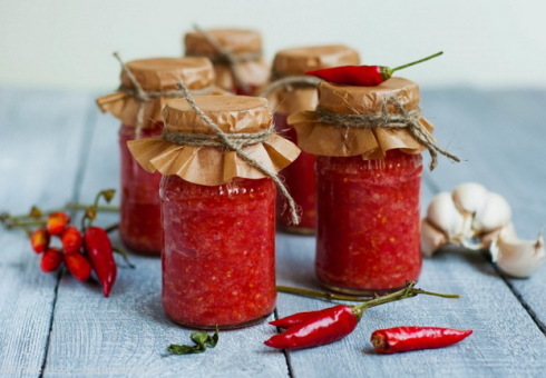 Hur man gör Adzhik hemma. Hur man gör adzhika från tomater, akut adzhika med vitlökshus - läckra recept