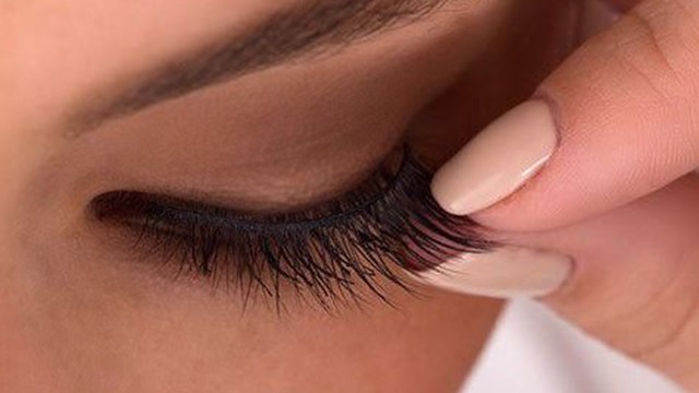 วิธีการเลือกขนตาเหนือศีรษะ วิธีการติดขนตาเหนือศีรษะที่บ้านทีละขั้นตอน วิธีการลบขนตาปลอม แต่งหน้าด้วยขนตาปลอม