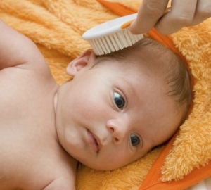 Когда и почему появляются корочки на голове у новорожденного. Как убрать желтые корочки на голове, бровях, лице новорожденного