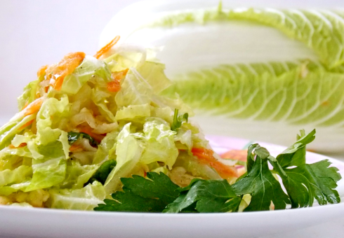 salades simples et délicieux de chou de Pékin. Recettes de salade de chou étape Pékin