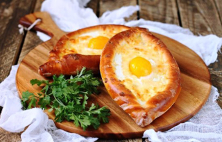 دستور العمل برای khachapuri واقعی مطابق آژار قدم به قدم با یک عکس. نحوه تهیه adjarskho khachapuri در گرجی. چگونه آنها خاچاپوری را در آژارا می خورند