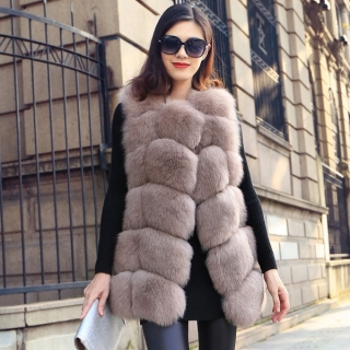 What to wear a fur vest in the fall and winter. Fashion Images, how to wear a fur vest - Photo
