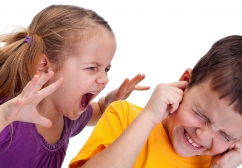 Cauzele de agresiune a copiilor și a consecințelor sale. Cum să se ocupe cu părinții copiilor de agresiune. Corecția de agresiune pentru copii