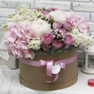 Колко красива да опаковате цветята със собствените си ръце. Как да опаковате букет от цветя в хартия, филм, мрежа, кутия. Инструкции стъпка по стъпка, как да се опаковат цветята в пота