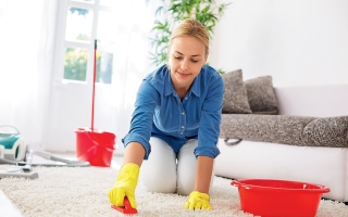 Ako ľahké je čistiť koberec z plastelínu. Ako odstrániť plastelíny z koberca doma. Ako pranie plastelínu z koberca
