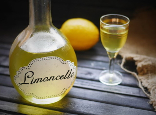 How to make Lixer Lemoncell at home. The best recipes beverage lemoncello step by step with a photo. How to drink Lemoncello correctly. Recipes cocktails with lemoncello