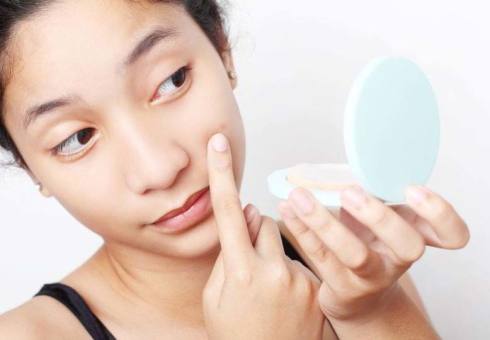 O unguento de zinco de acne no rosto ajuda. Como usar o zinco pomada de acne e pontos após acne - instruções de uso