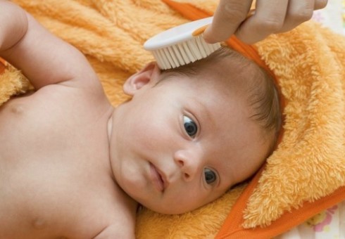 Πότε και γιατί κρουστών εμφανίζονται στο κεφάλι του νεογέννητου. Πώς να αφαιρέσετε κίτρινο κρουστών στο κεφάλι, φρύδια, στο πρόσωπο ενός νεογέννητου