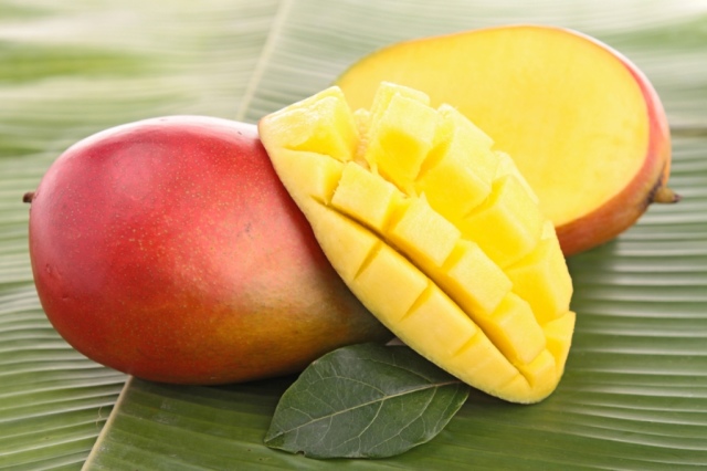 How to eat and clean mango at home