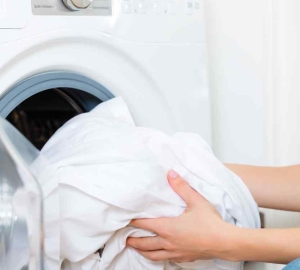 เป็นไปได้ไหมที่จะล้างผ้าห่มในเครื่องซักผ้า วิธีการล้างผ้าห่มฝ้ายของคุณจากขนสัตว์, ลง, ไม้ไผ่, จักรยาน, synthetone - คำแนะนำ
