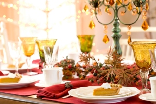چگونه برای تزئین یک میز جشن با دست خود را. چگونه زیبایی میز را در خانه برای روز تولد، عروسی، سال نو تزئین کنید